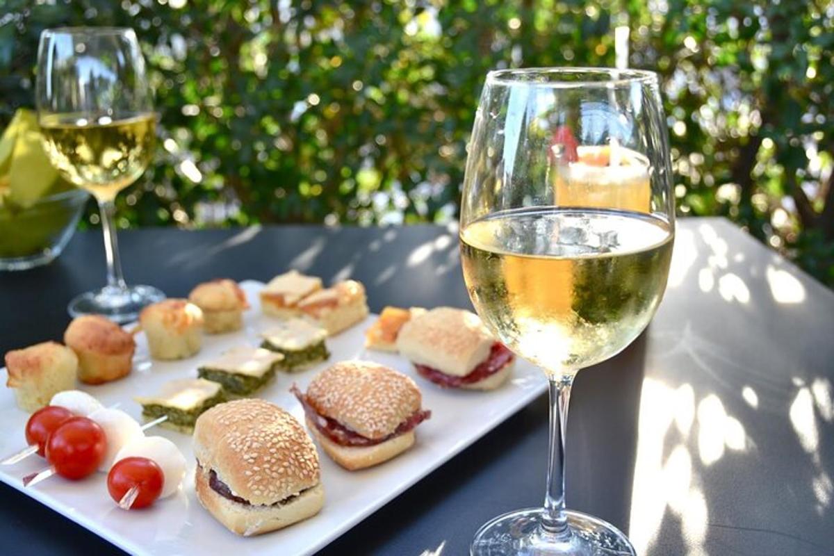 un piatto di panini e bicchieri di vino su un tavolo