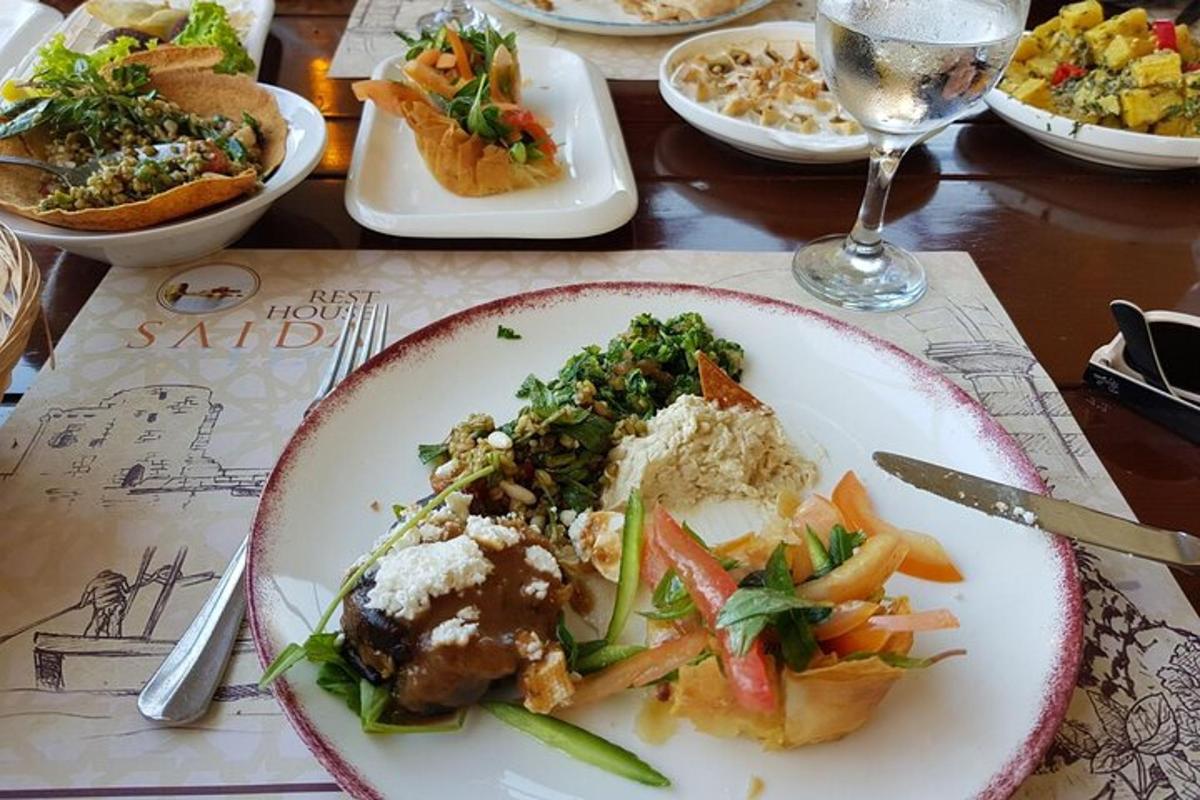 un tavolo con un piatto di cibo su un tavolo