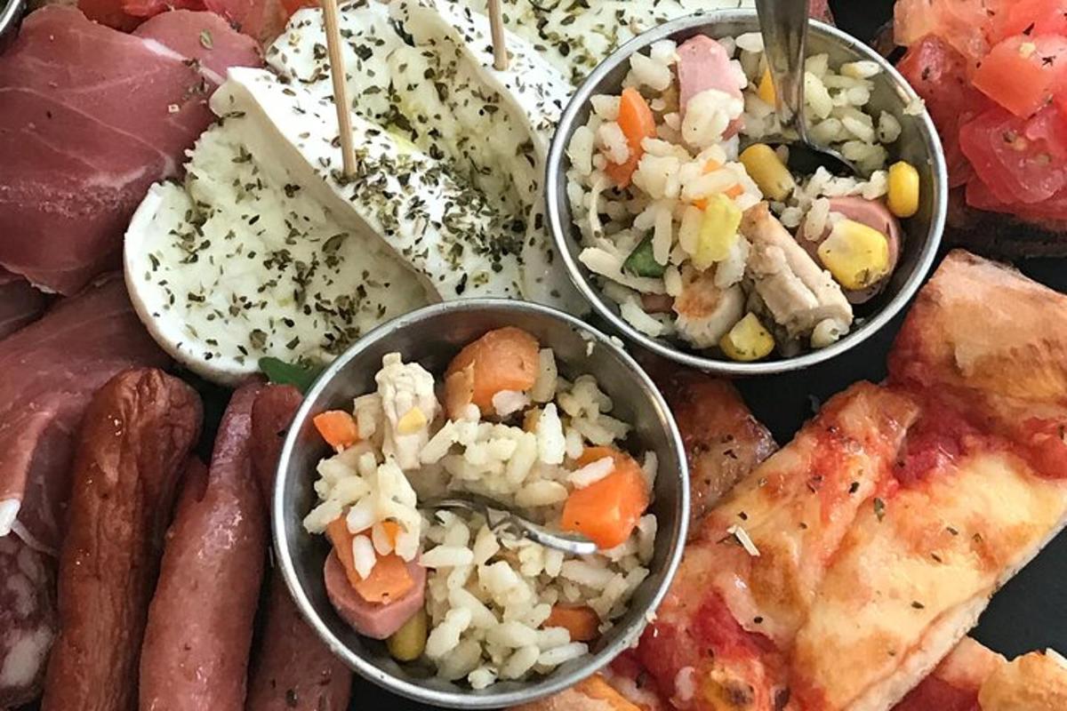 tre ciotole di cibo con diversi tipi di cibo