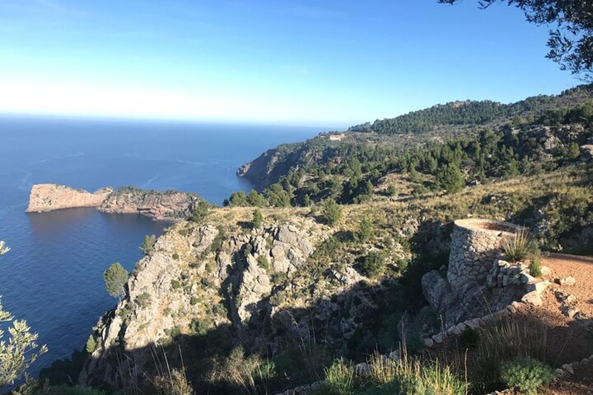 una vista de l'oceà des d'un penya-segat
