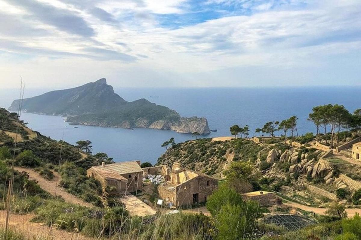 una casa en un turó al costat d'una massa d'aigua