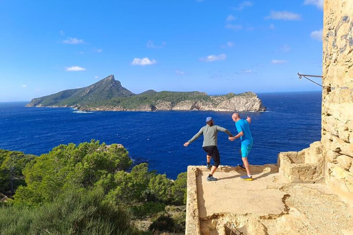dues persones dretes en una cornisa mirant l'oceà