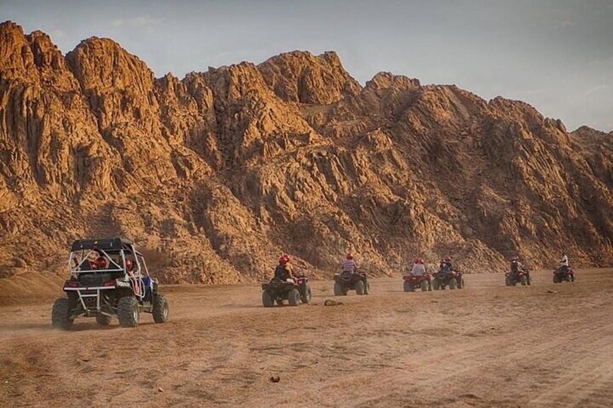 Un grupo de personas viajando en motocicleta por el desierto.