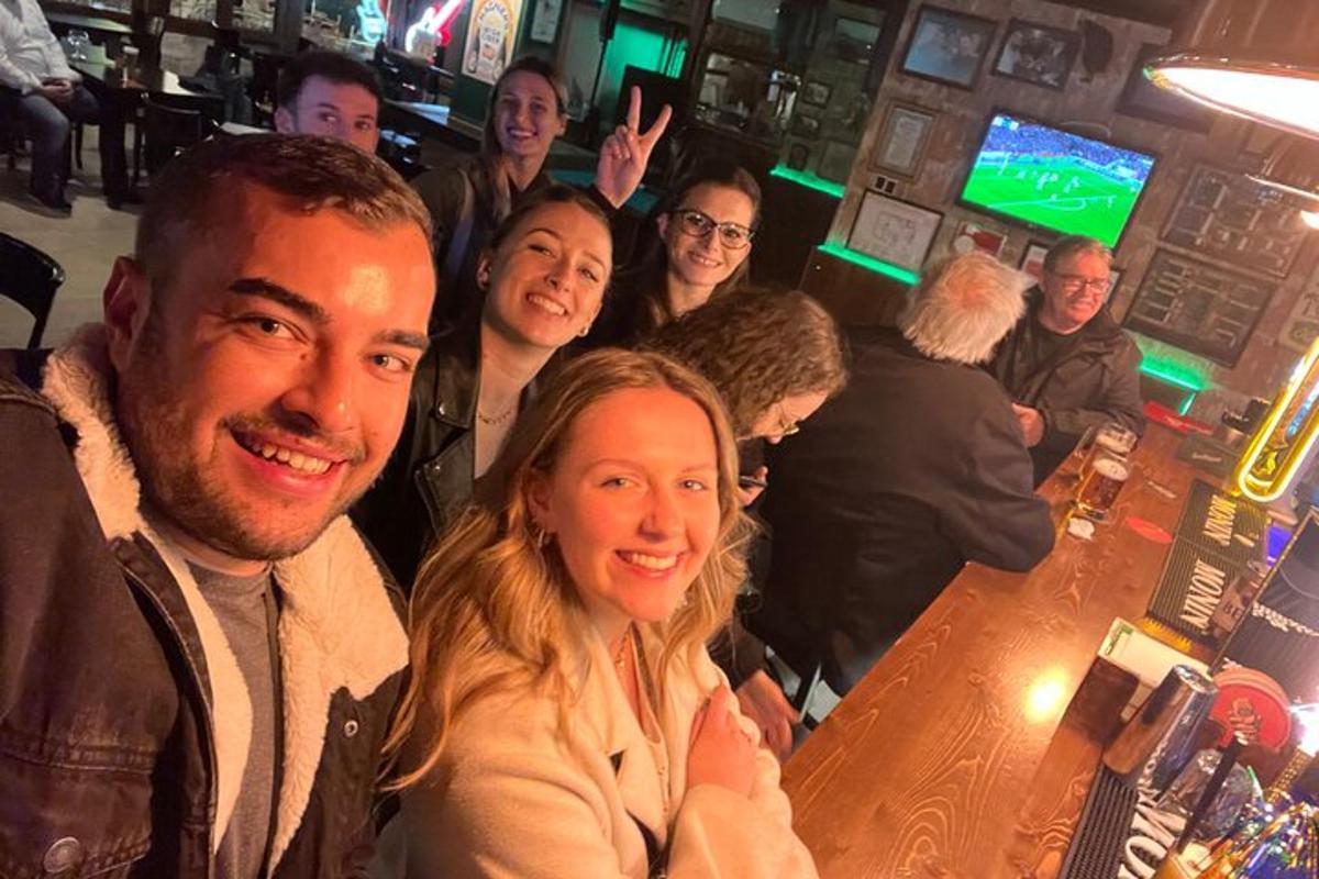 um grupo de pessoas em pé ao redor de um bar