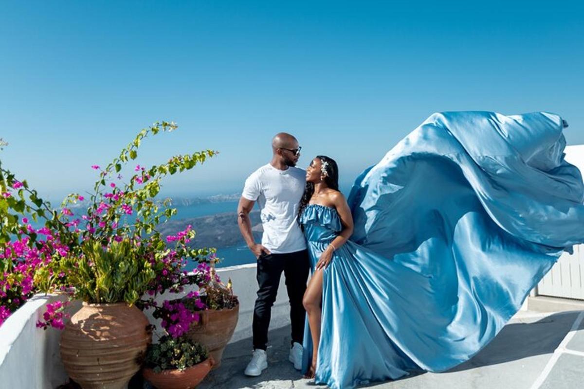 un uomo e una donna in piedi su un balcone con i fiori