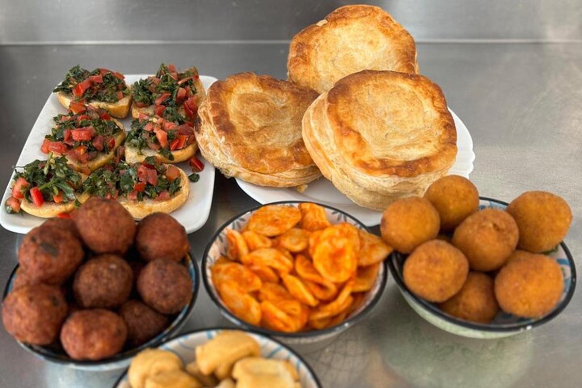طاولة عليها أطباق من الطعام والفطائر