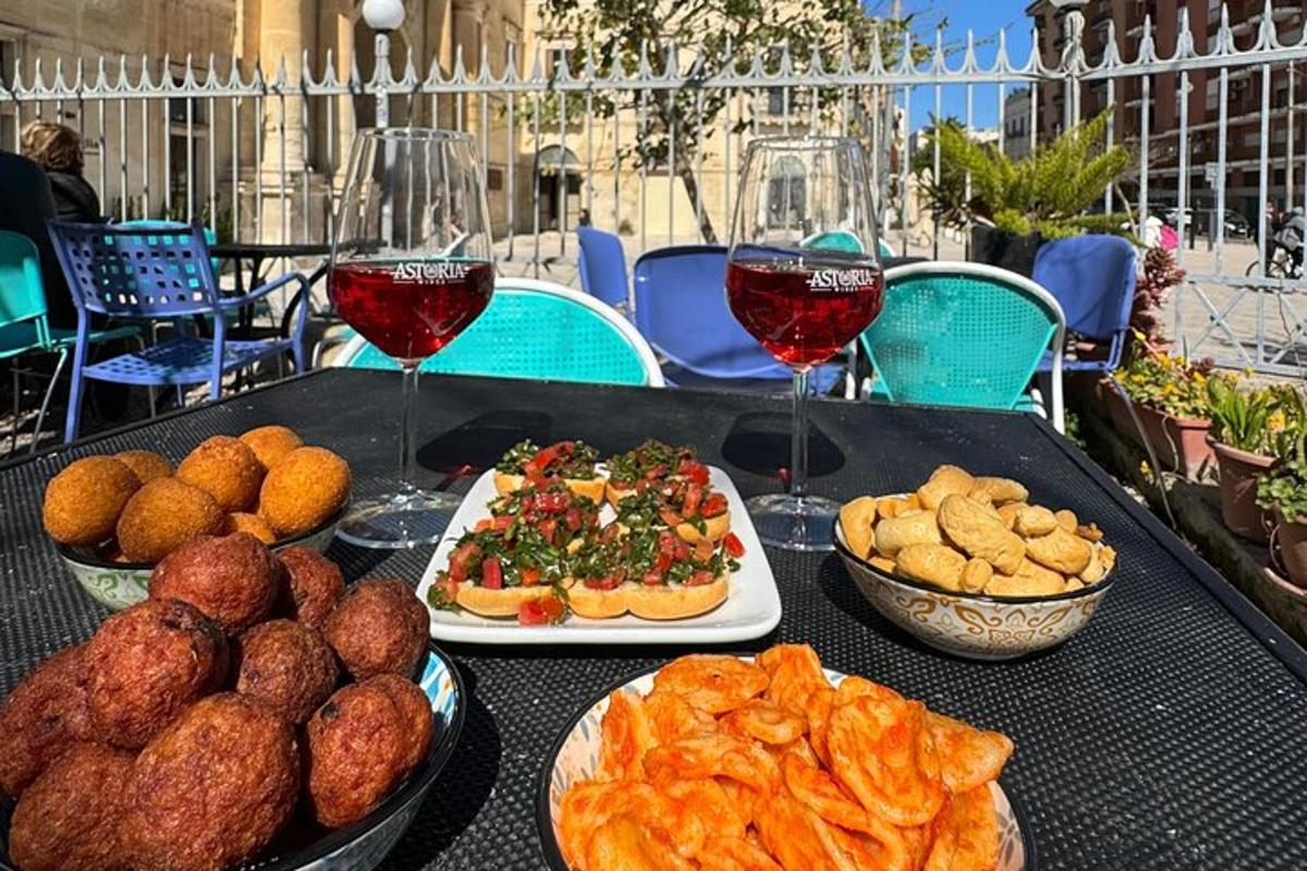 ein Tisch mit Tellern mit Essen und Gläsern Wein