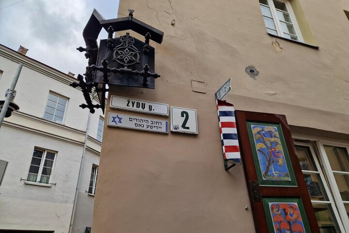 uma placa de rua na lateral de um prédio