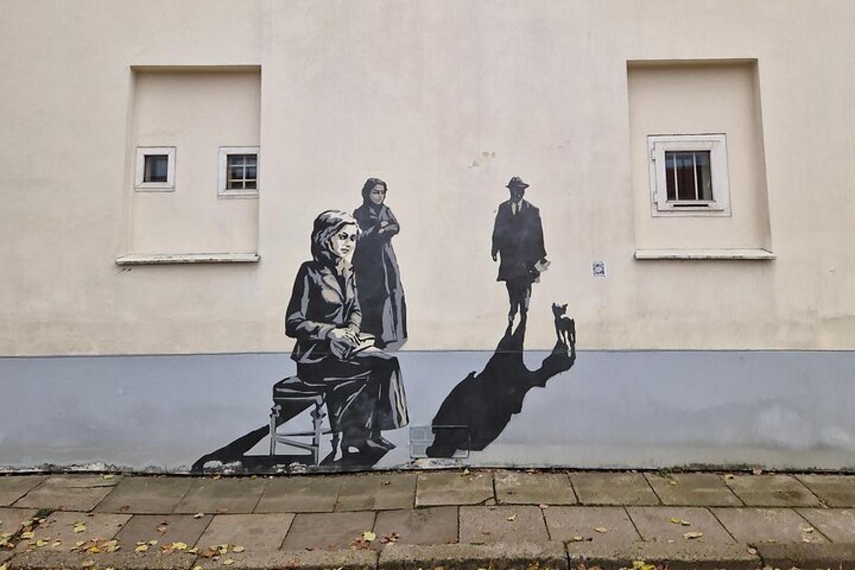 um mural de um homem sentado em um banco ao lado de uma mulher