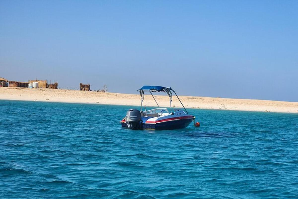 en lille båd i vandet ved siden af en strand