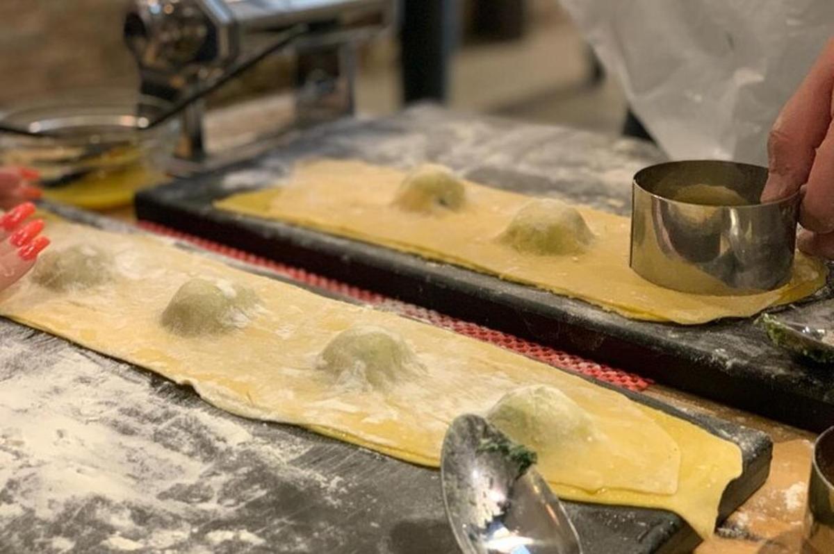 一个人正在餐桌上做饭