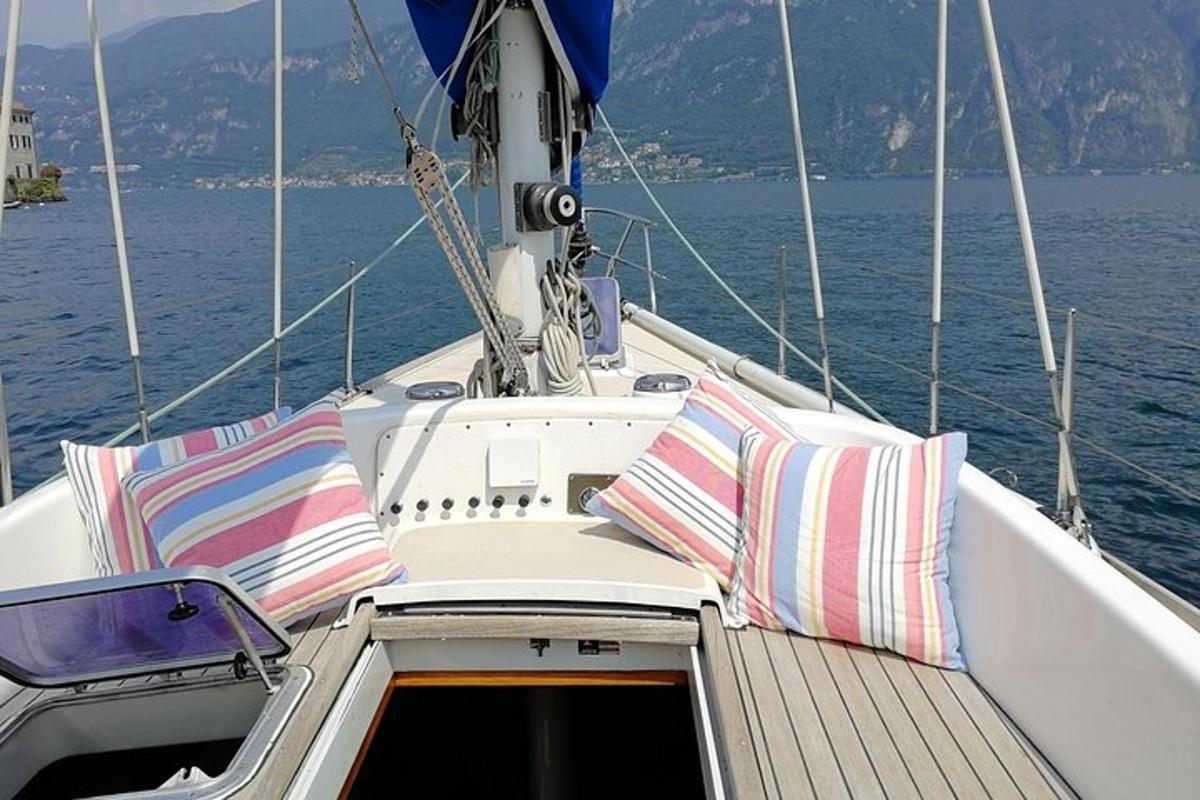 чамац са два јастука на палуби