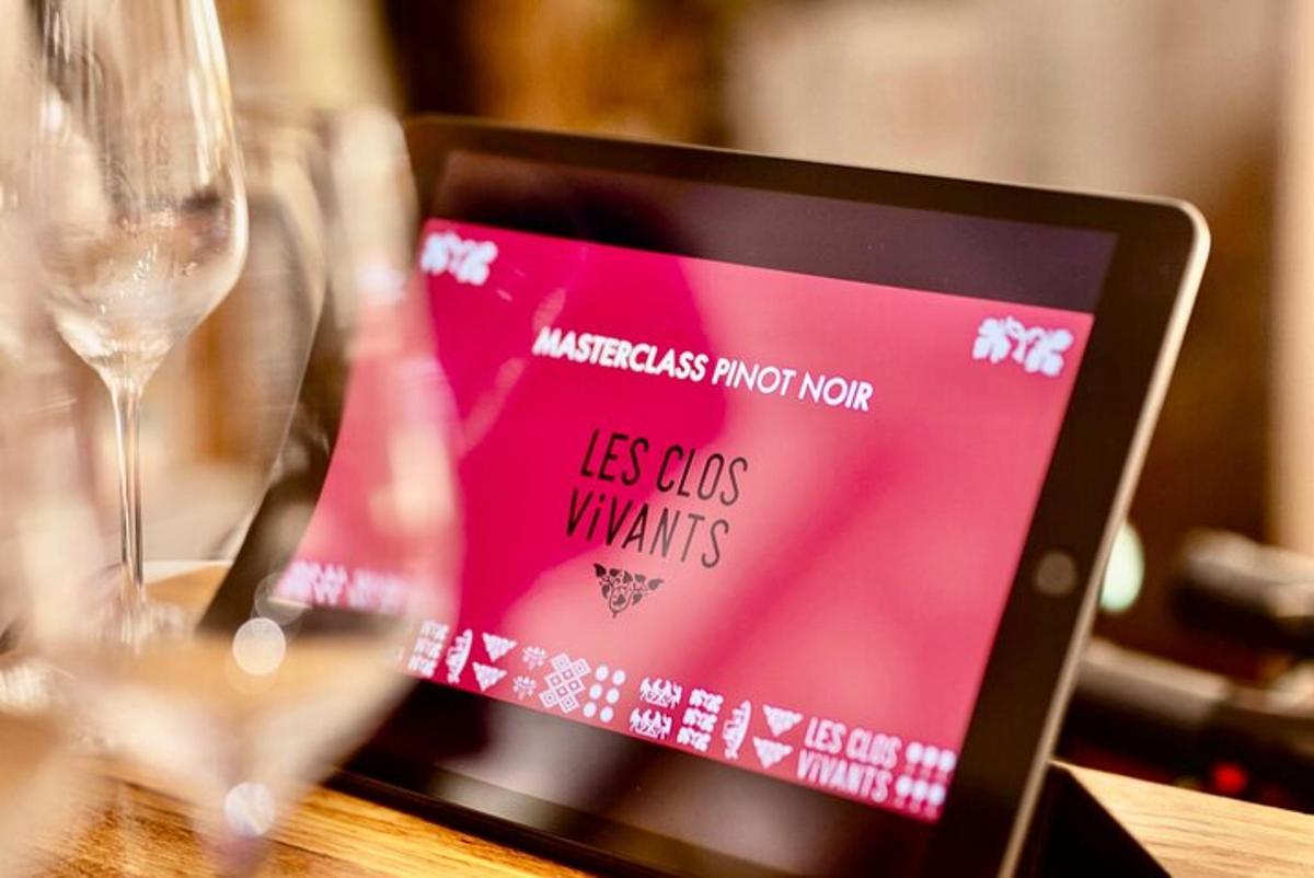 Ένας υπολογιστής tablet σε ένα τραπέζι με ένα ποτήρι κρασί