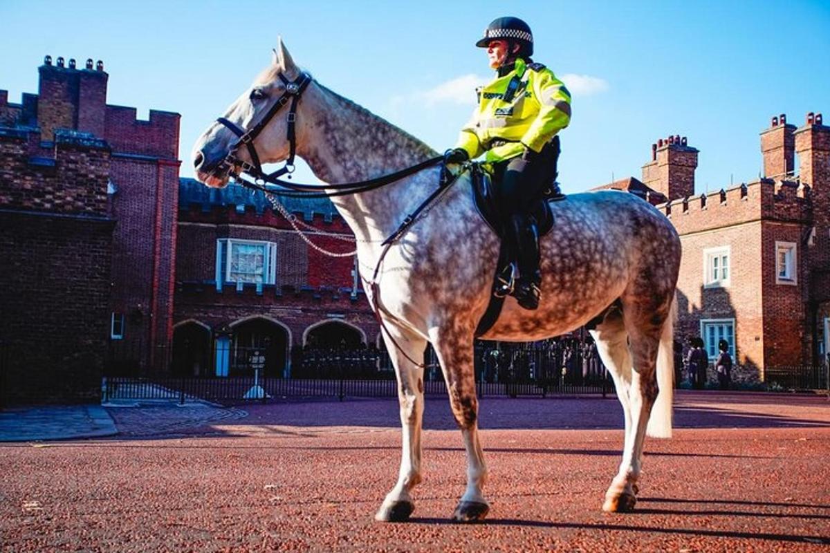 un agente di polizia a cavallo davanti a un edificio