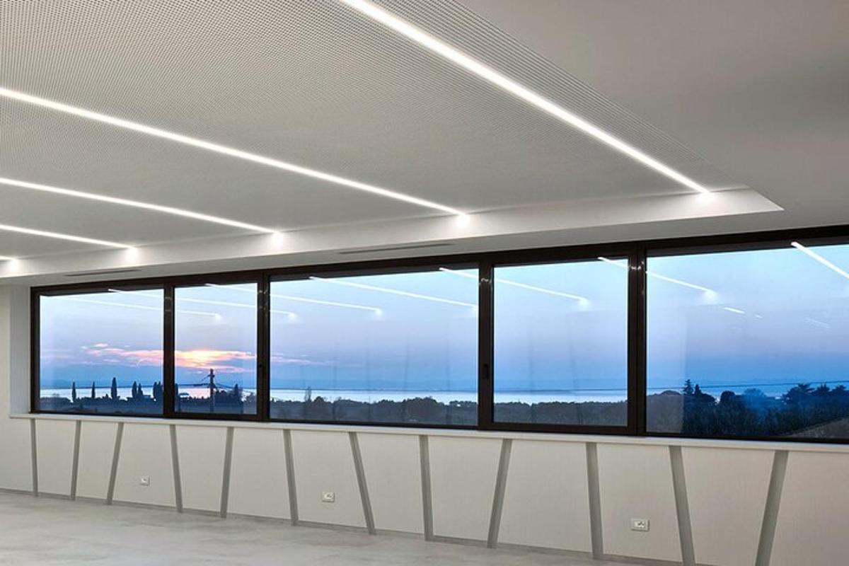 um quarto com uma grande janela com vista