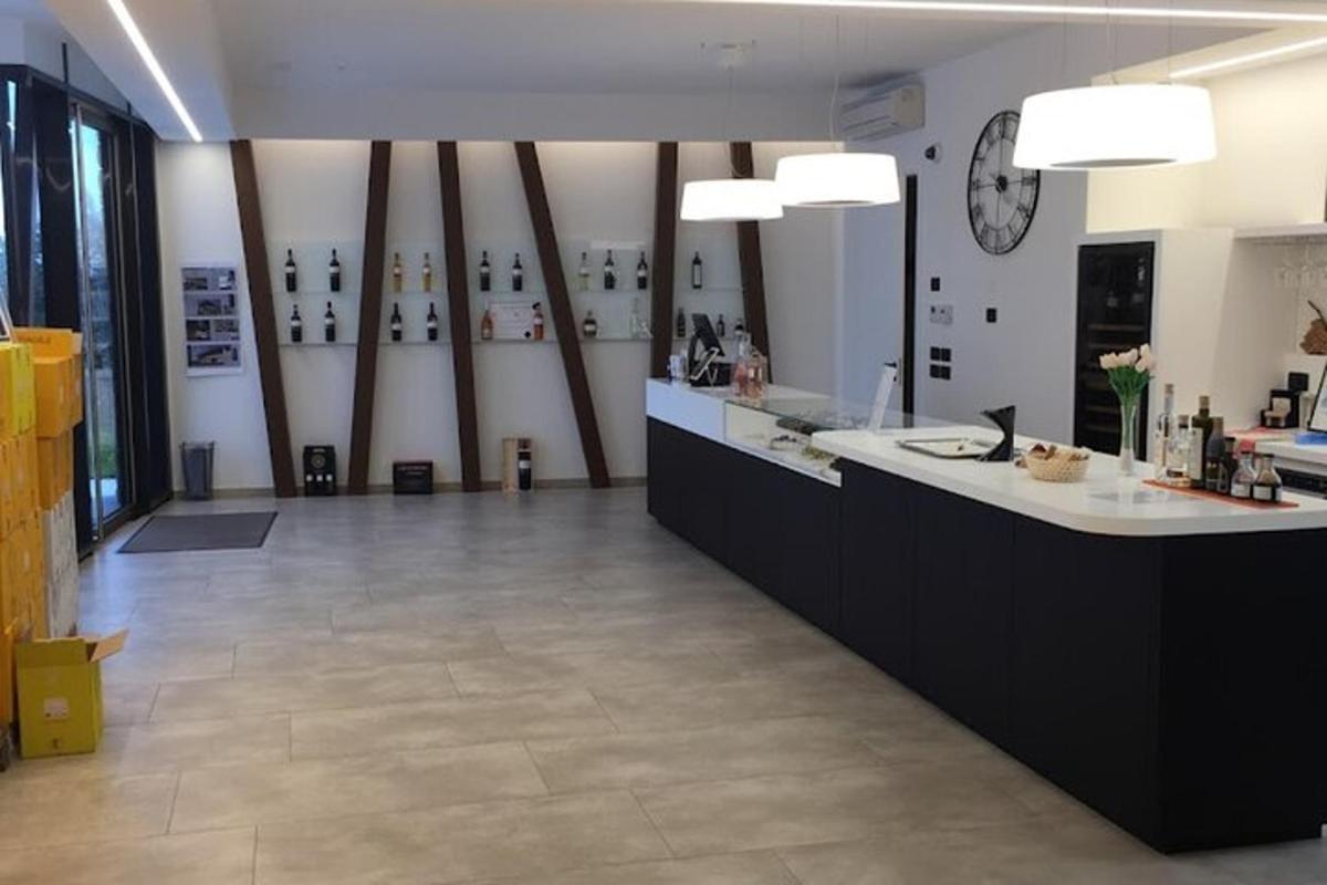 uma sala grande com um balcão grande em uma sala