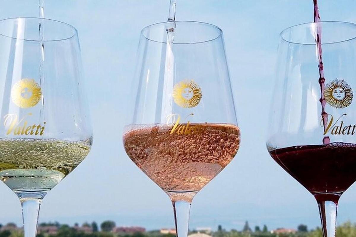 três taças de vinho com vinho tinto dentro