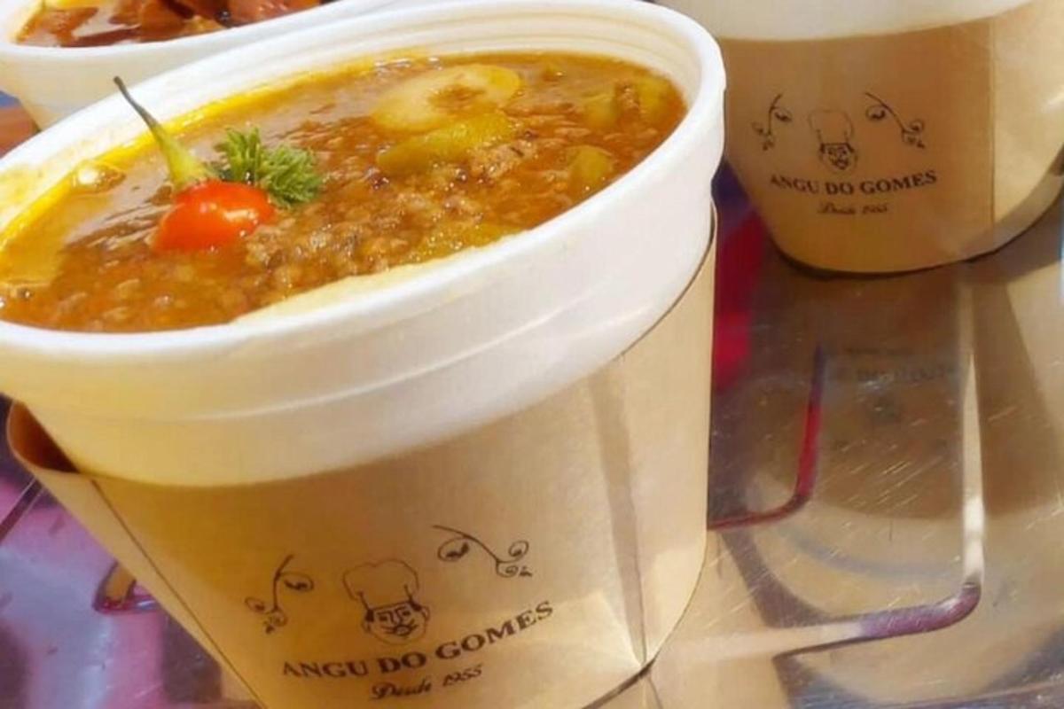 un bol de soupe dans une tasse sur une table