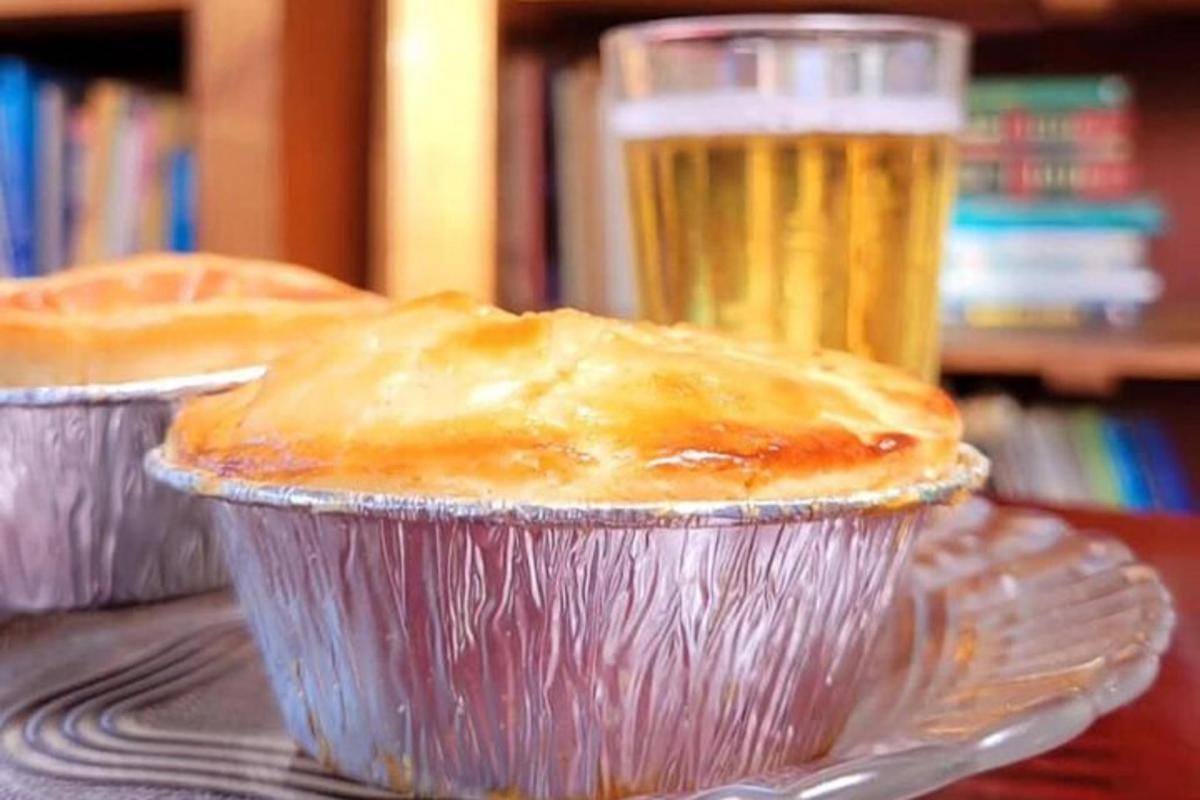 une tarte et un verre de bière sur une table