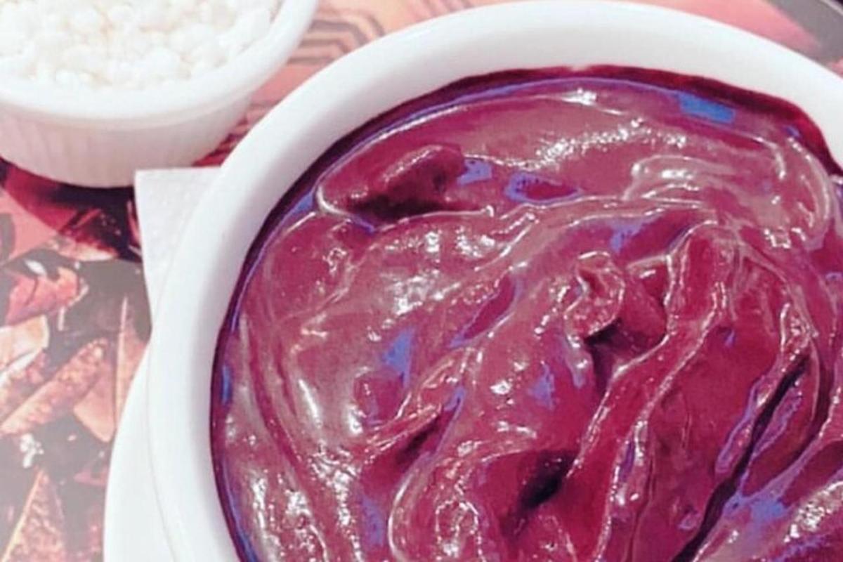 un bol de sauce rouge à côté d'un bol de riz