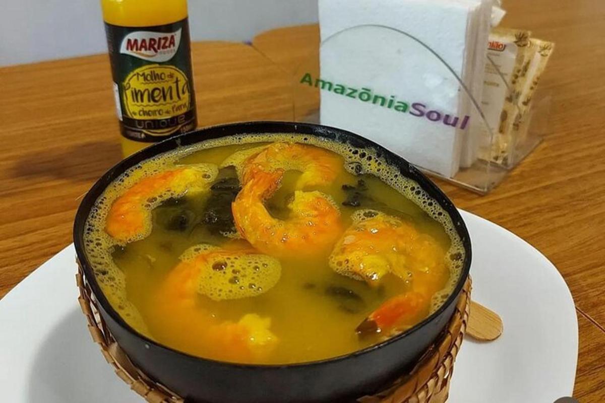 un bol de soupe aux crevettes posé sur une assiette