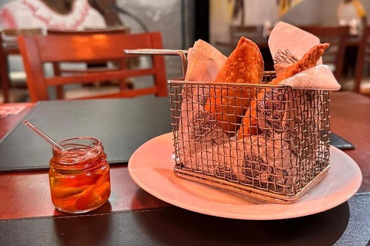 une corbeille de pain sur une assiette avec un pot de miel