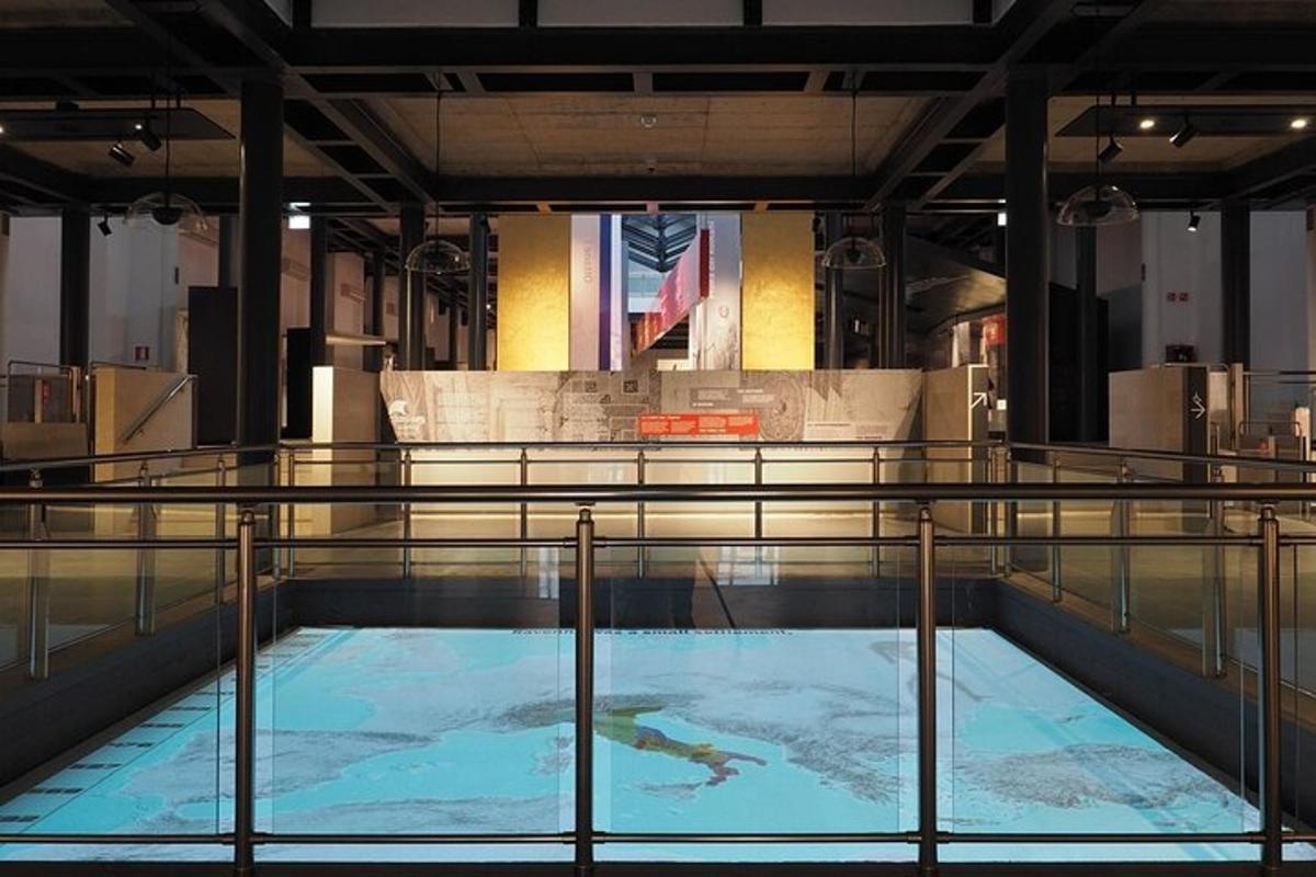 Un charco de agua en un edificio con una bandera.