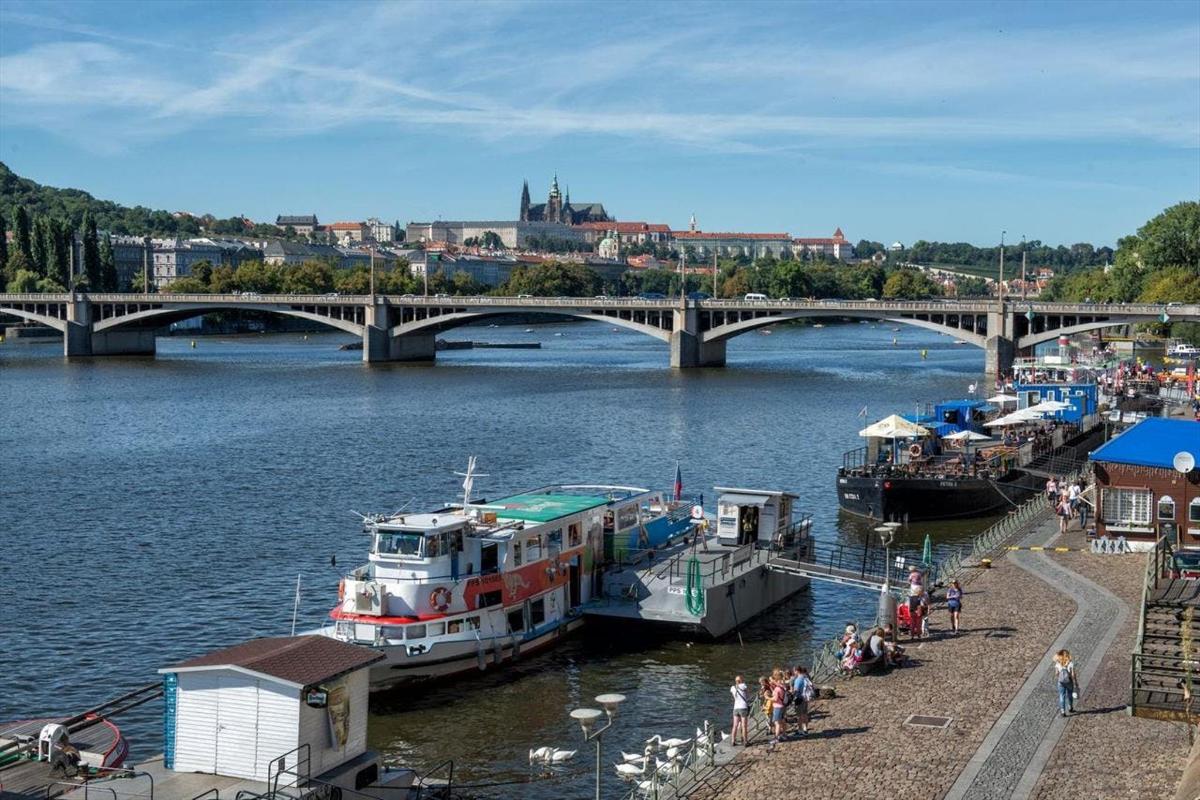 grupa łodzi zacumowanych przy nabrzeżu nad rzeką