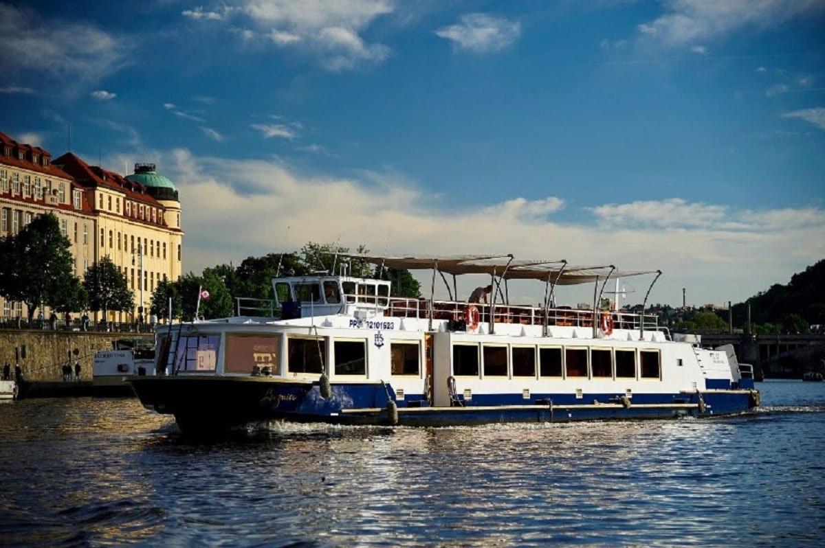 duża biała łódź na wodzie w rzece