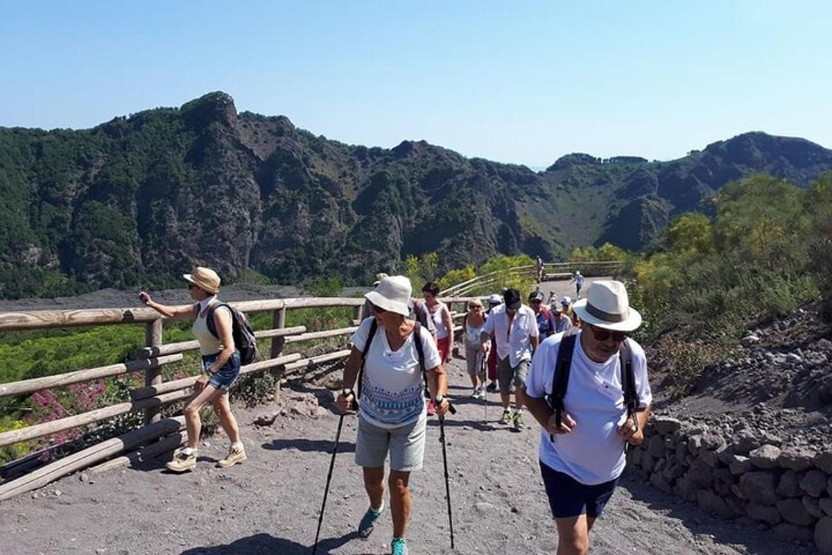 một nhóm người đang đi bộ trên đường mòn trên núi