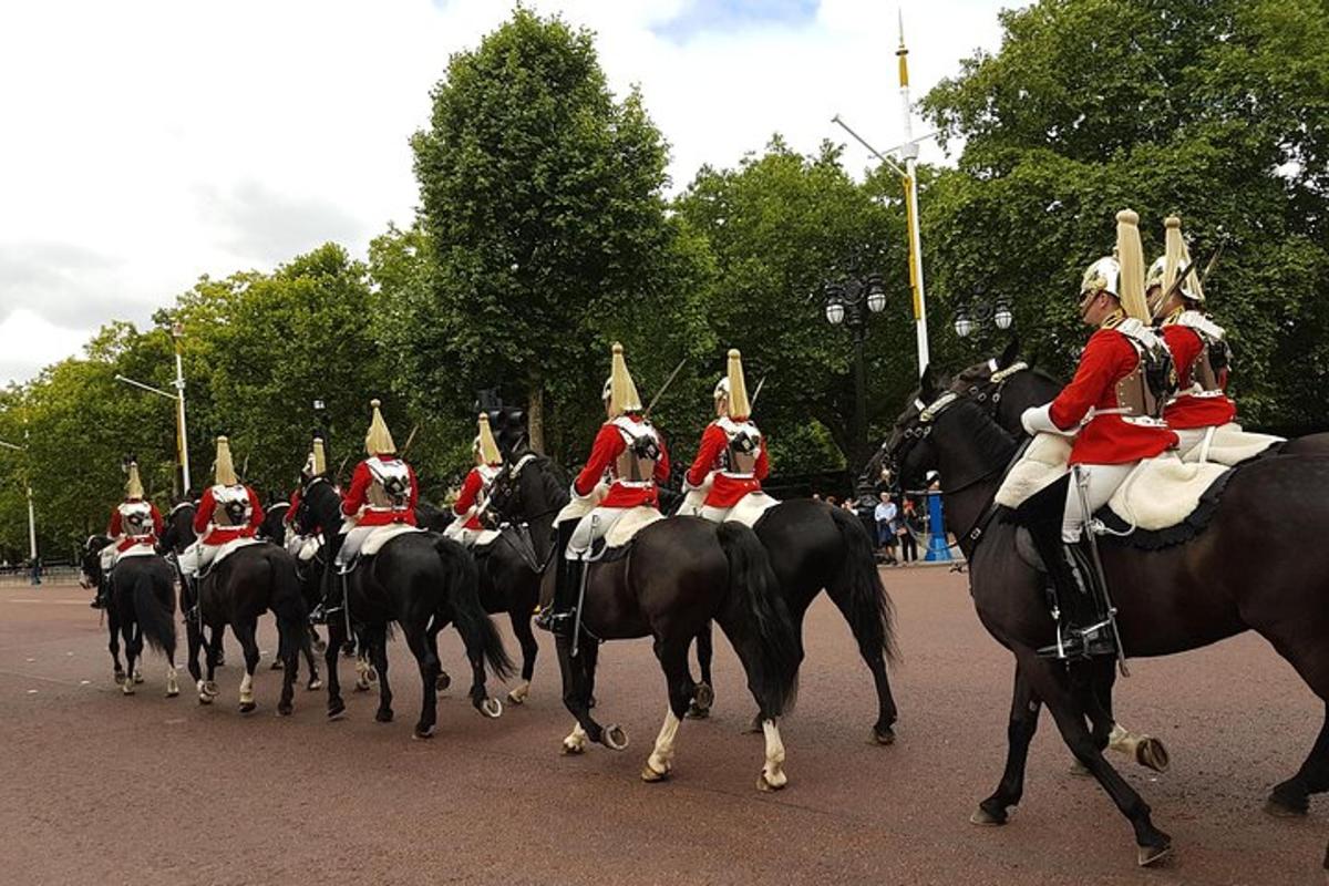 un gruppo di uomini in uniforme a cavallo lungo una strada