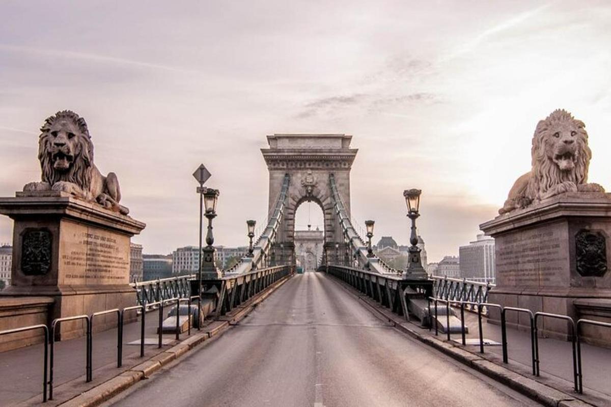 eine Brücke über eine Straße mit zwei Löwen darauf