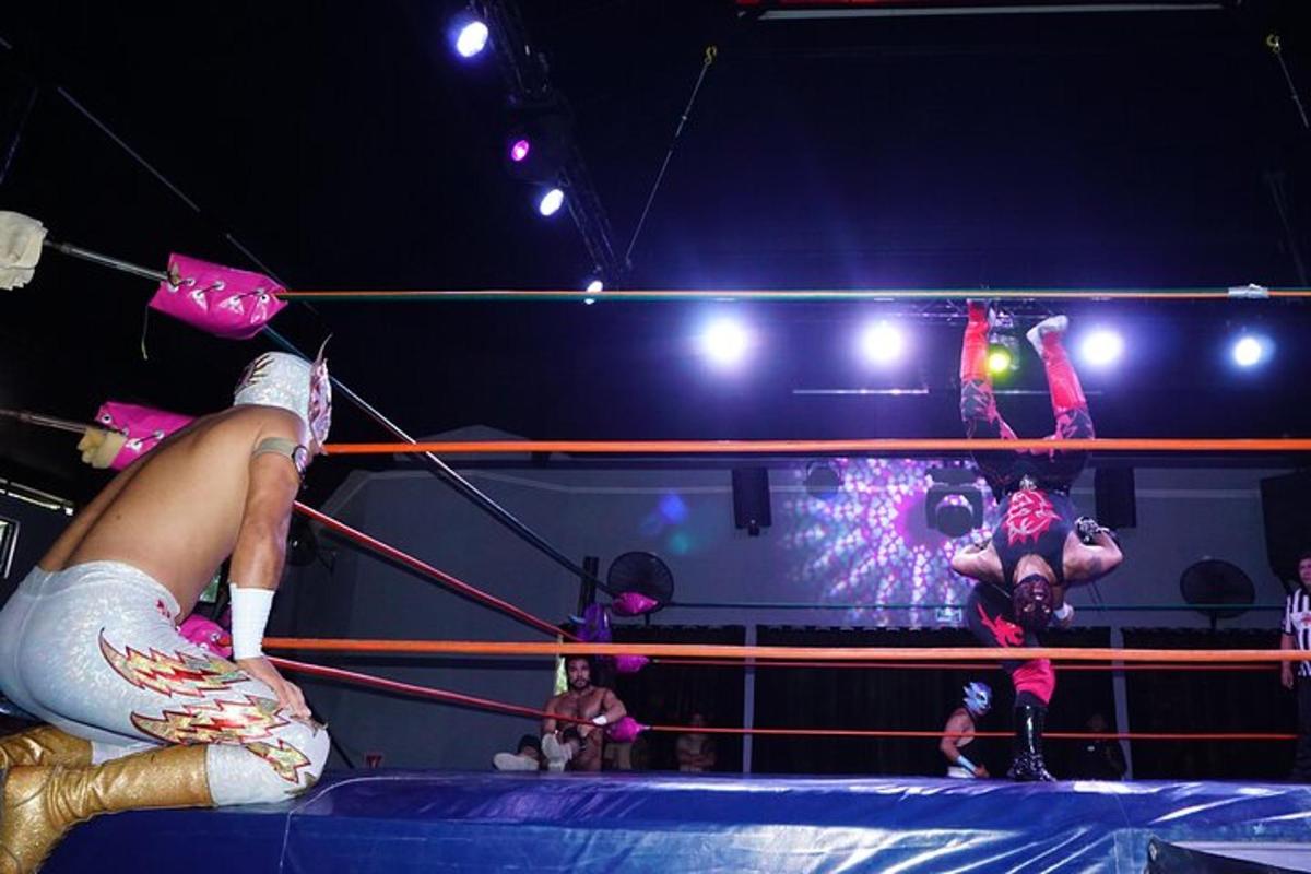 uma mulher deitada nas cordas de uma luta de boxe