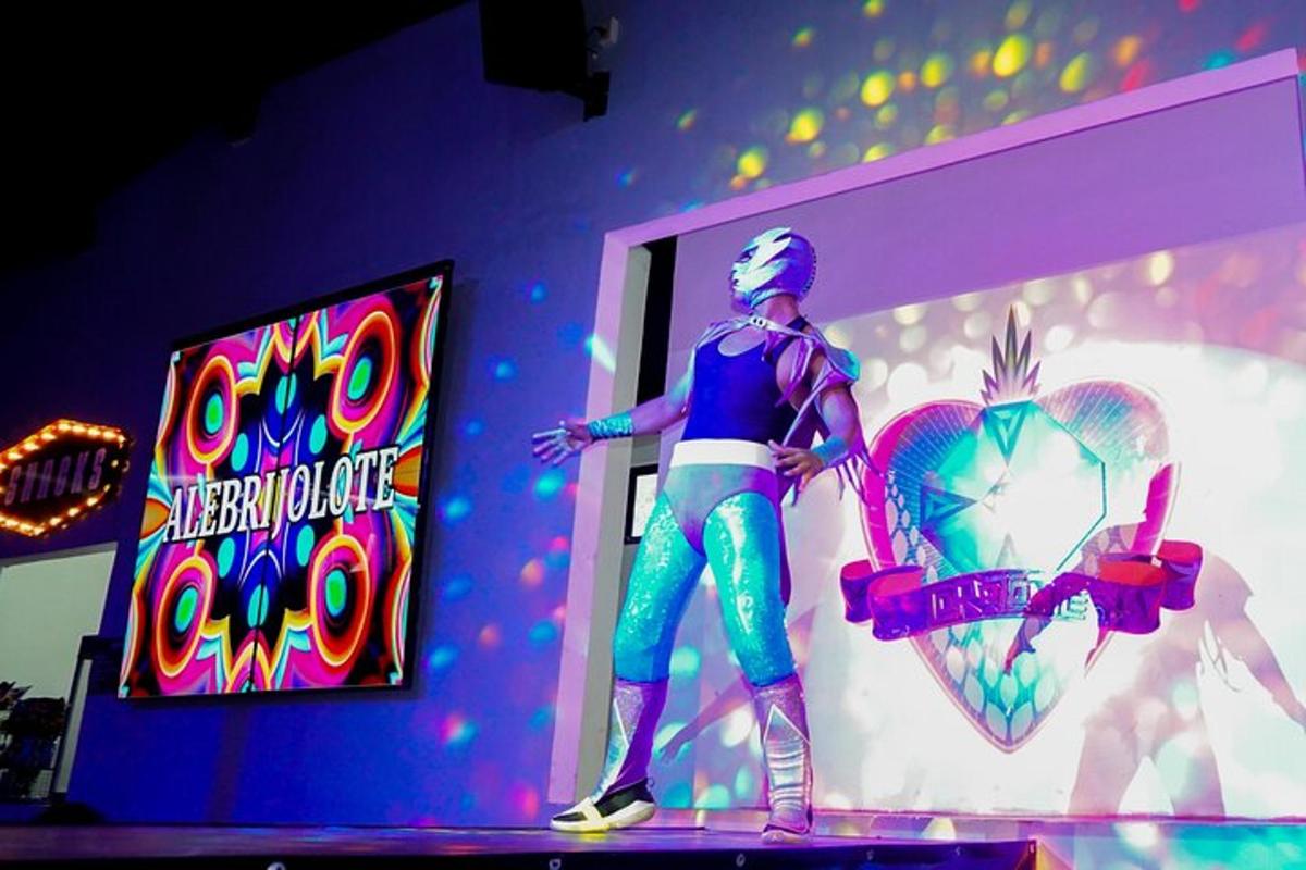 um manequim está em um palco com um coração