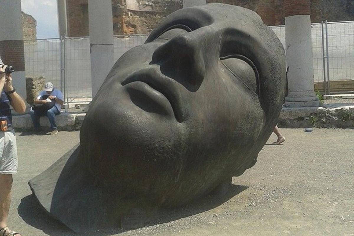 Una gran estatua de una cara en el suelo.