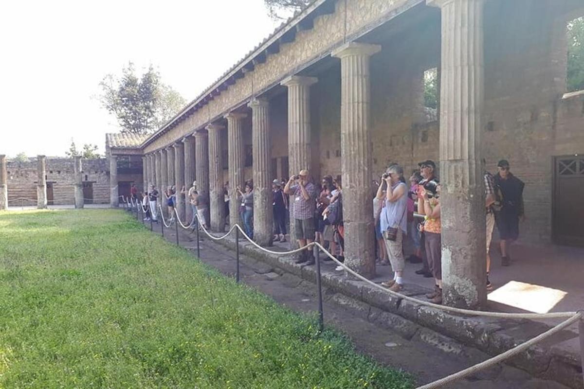 Un grupo de personas paradas afuera de un edificio