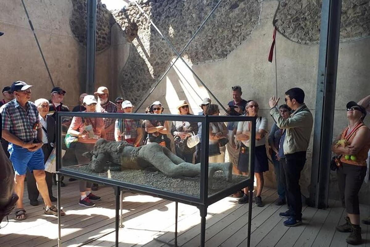 eine Menschenmenge, die eine Statue in einem Museum betrachtet