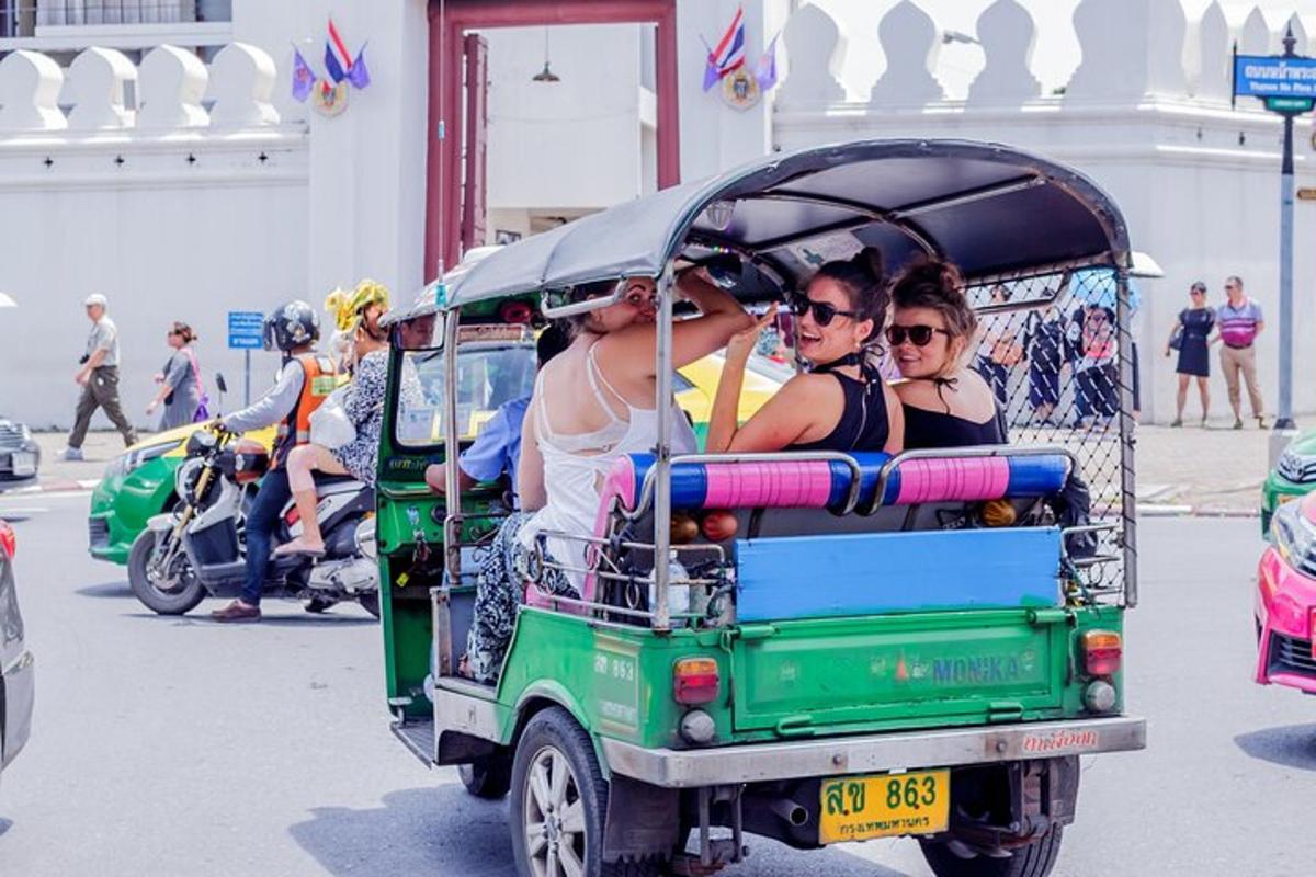 sekumpulan orang yang menaiki kereta golf