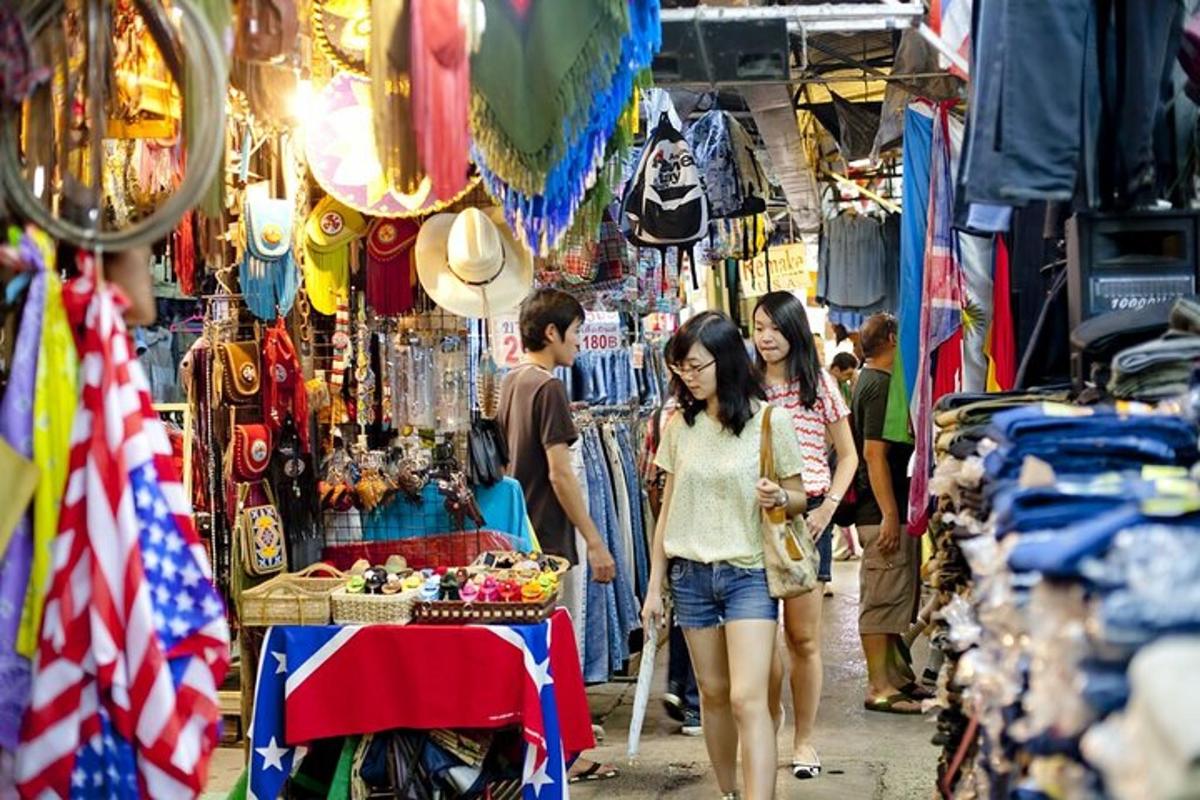 sekumpulan orang berjalan melalui pasar