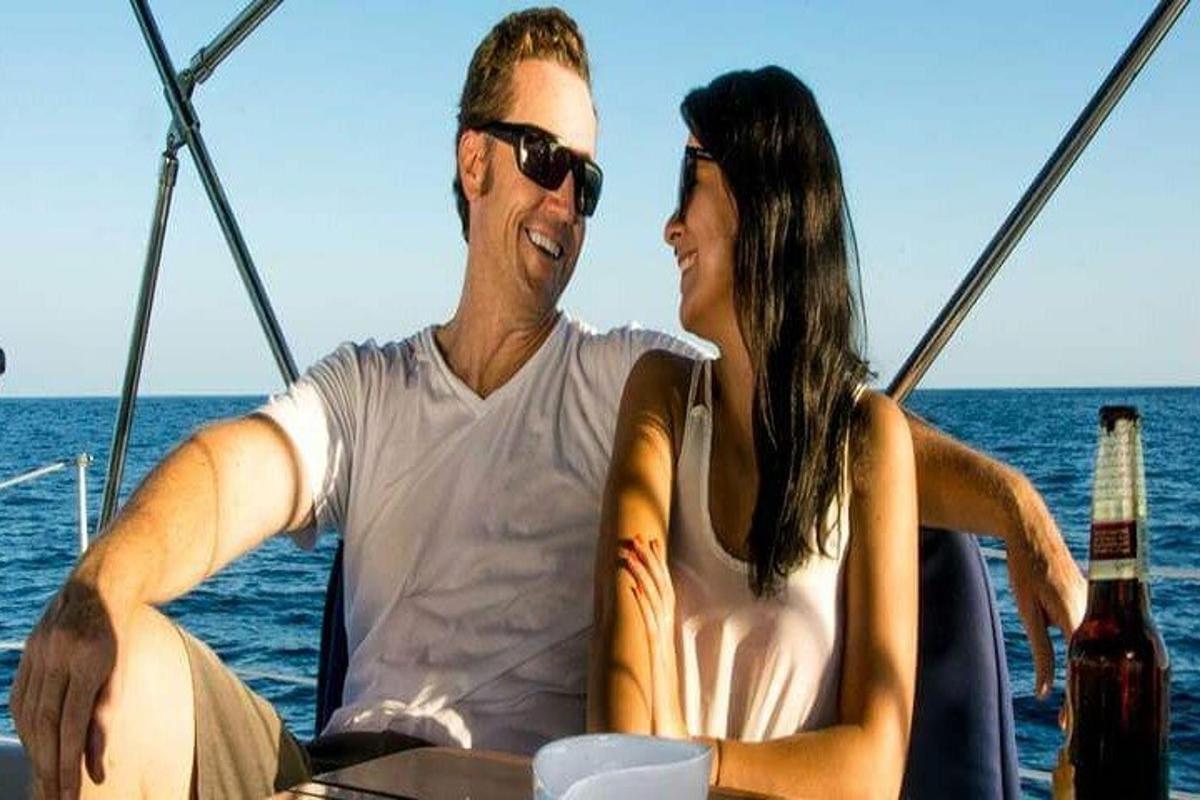 un hombre y una mujer sentados en un barco