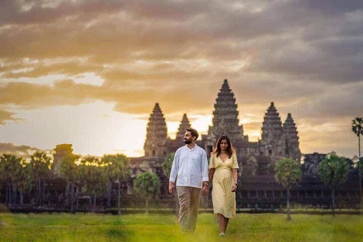 um homem e uma mulher caminhando em frente a um templo