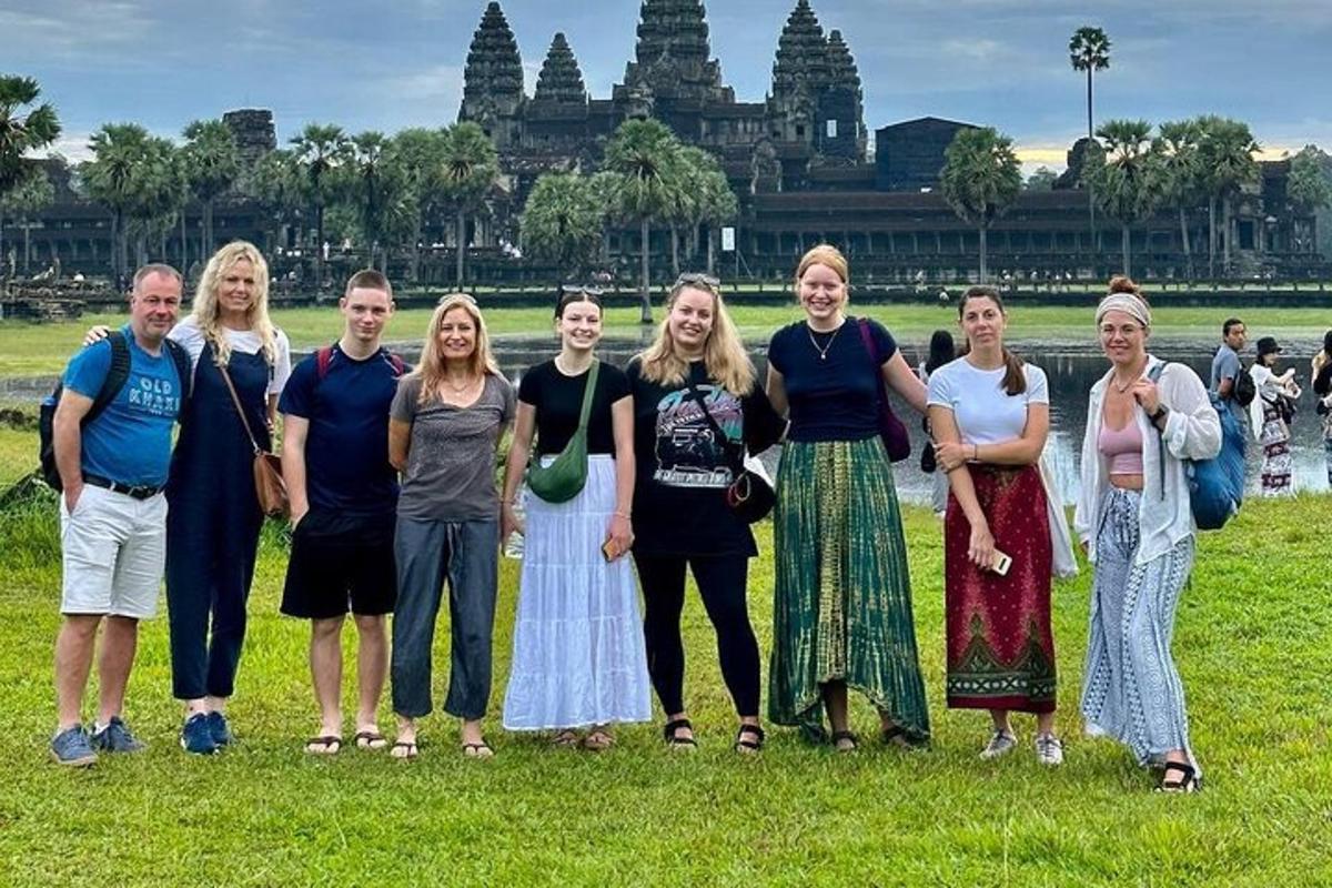 um grupo de pessoas posando para uma foto em frente a um prédio