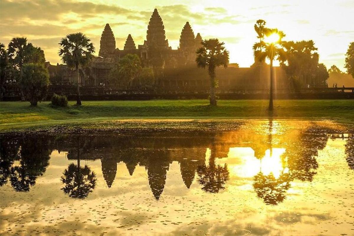 pantulan bangunan di dalam badan air
