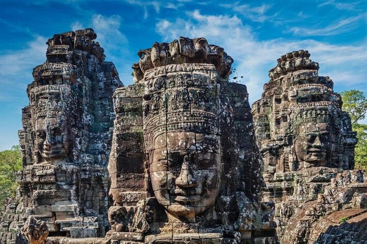 Un grupo de caras de piedra en el costado de un edificio.