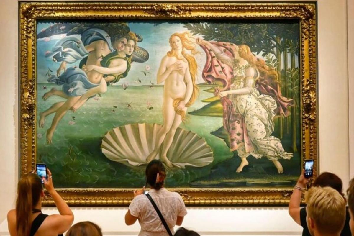 คนกำลังถ่ายรูปภาพวาดในพิพิธภัณฑ์