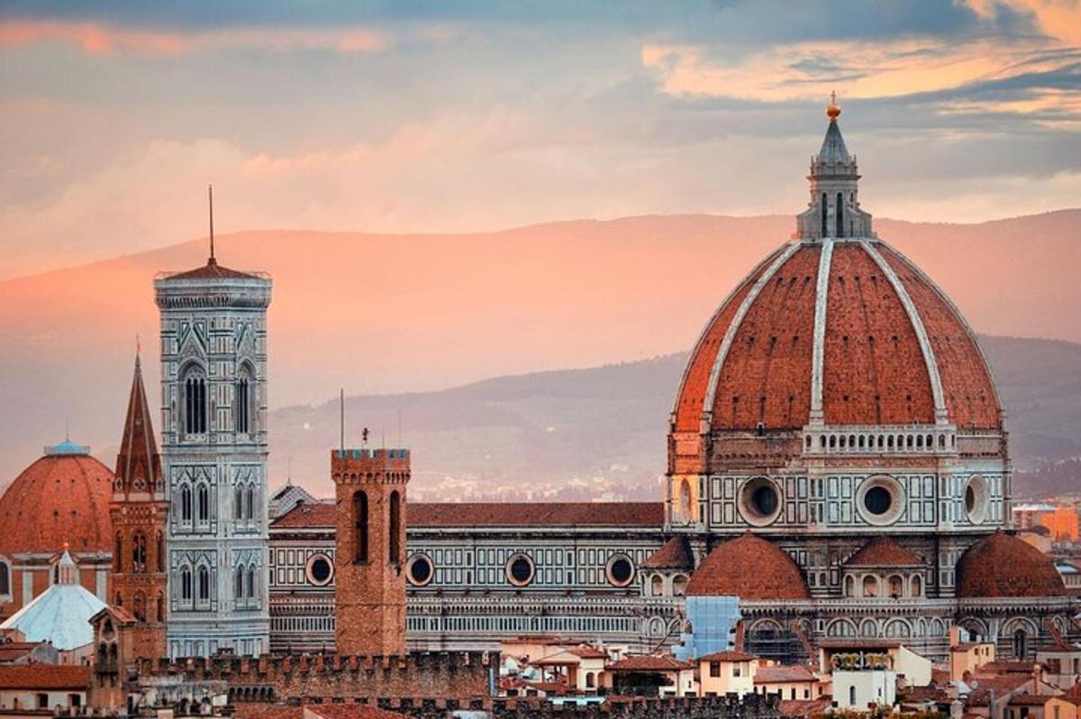 un gruppo di edifici con montagne sullo sfondo