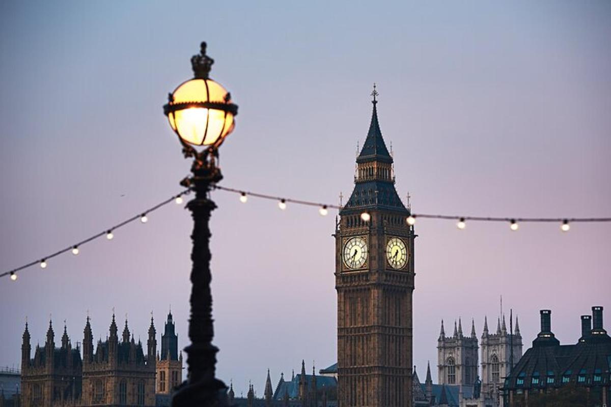 hodinová věž a Big Ben s pouliční lampou