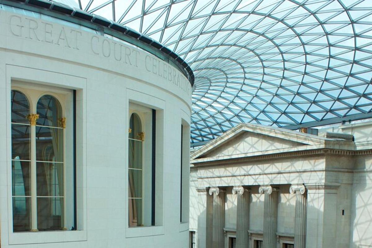 ein Gebäude mit einer Glaskuppeldecke in einem Museum