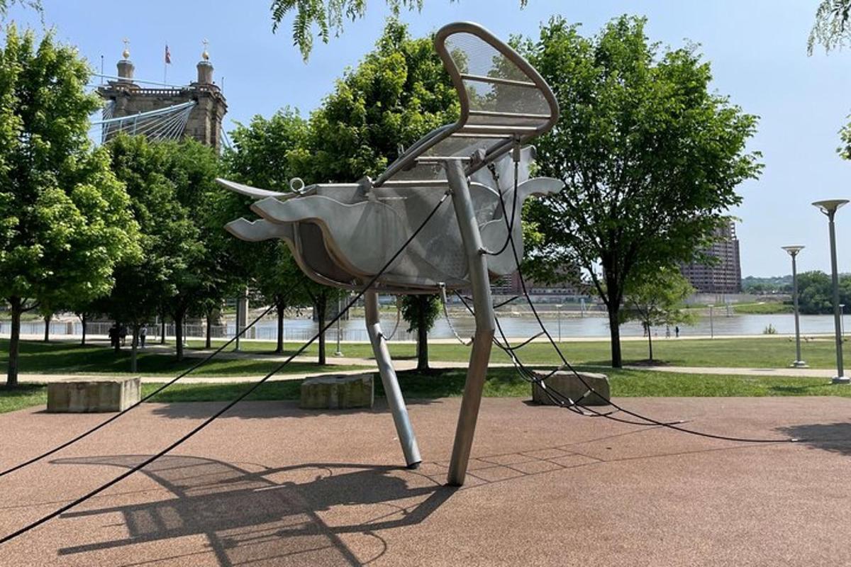 pargis asuv paadi metallskulptuur