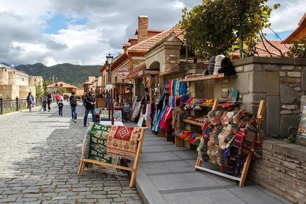 Una calle con una tienda en una calle adoquinada